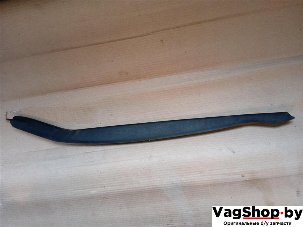 молдинг (накладка кузовная) Volkswagen Golf Plus 1 поколение 2006, 1.9 л., TDi, BLS, дизель, МКПП, серый, хетчбэк 5 дв., передний привод, 5M0837381B - фото №1