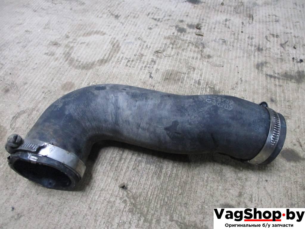 патрубок интеркулера Volkswagen Passat B6 2009, 2.0 л., TDi, CBA, дизель, АКПП, черный, универсал, передний привод, 1K0145832AA - фото №1