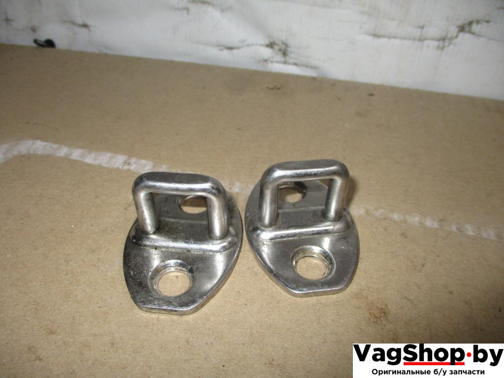 ответная часть (скоба) замка двери Volkswagen Passat B6 2009, 2.0 л., TDi, CBA, дизель, АКПП, черный, универсал, передний привод, 3C0837033C - фото №1