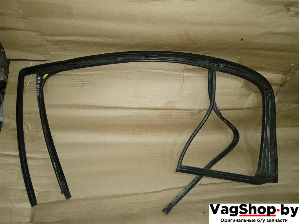 направляющая стекла Volkswagen Golf Plus 1 поколение 2006, 1.6 л., FSI, BLF, бензин, МКПП, черный, хетчбэк 5 дв., передний привод, 5M0839432D - фото №1