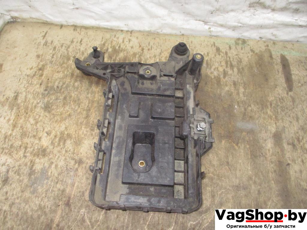 полка аккумулятора Volkswagen Passat B6 2006, 2.0 л., TDi, BKP, дизель, МКПП, черный, универсал, передний привод, 1K0915333C - фото №1