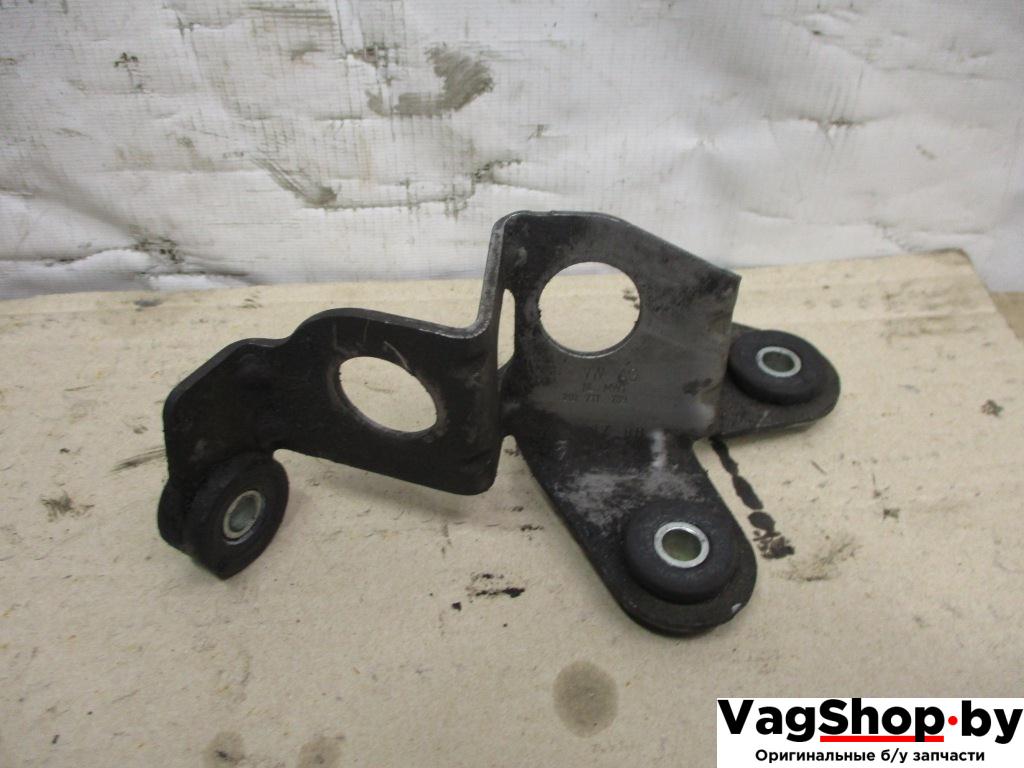 Кронштейн крепления троса КПП Volkswagen Passat B6 2006, 2.0 л., TDi, BKP, дизель, МКПП, черный, универсал, передний привод, 1K0711789 - фото №1