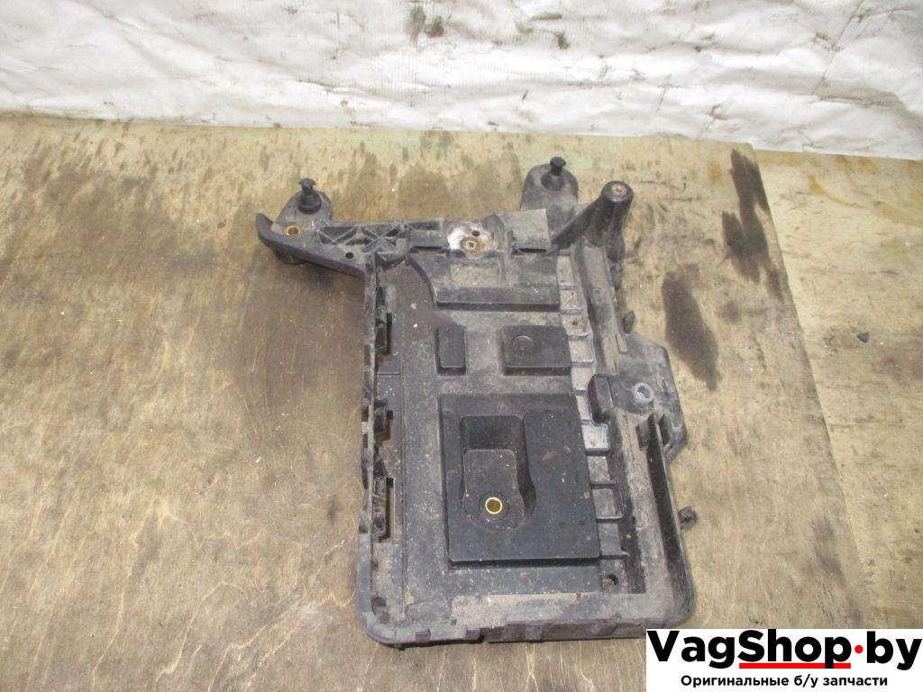 полка аккумулятора Volkswagen Passat B6 2009, 2.0 л., TDi, CBA, дизель, АКПП, белый, седан, передний привод, 1K0915333H - фото №1