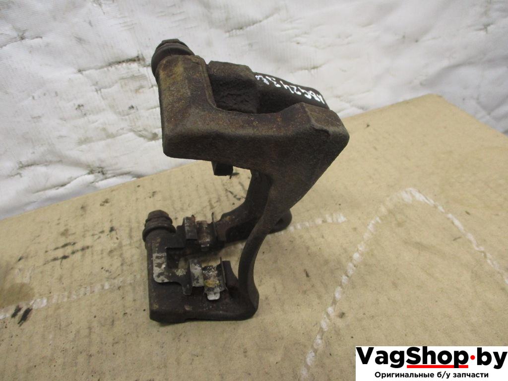 скоба суппорта Volkswagen Passat B6 2009, 2.0 л., TDi, CBA, дизель, АКПП, белый, седан, передний привод - фото №1