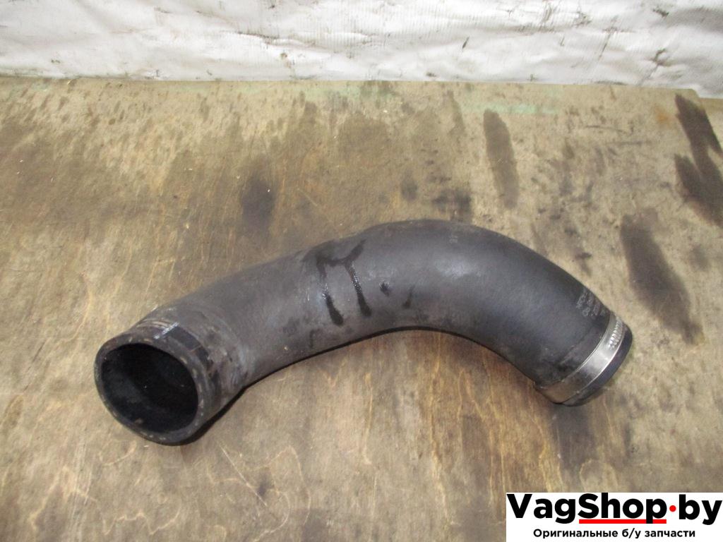 патрубок интеркулера Volkswagen Tiguan 1 поколение 2010, 2.0 л., TDi, CFF, дизель, МКПП, черный, внедорожник 5 дв., передний привод, 5N0145832J - фото №1