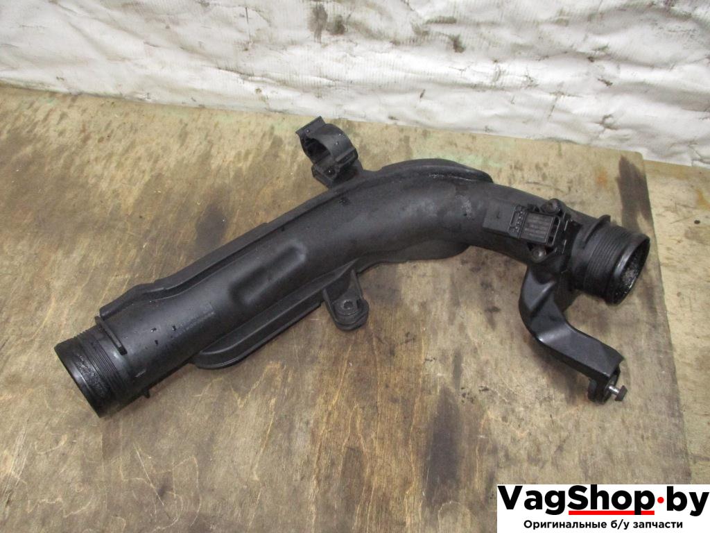 патрубок интеркулера Volkswagen Tiguan 1 поколение 2010, 2.0 л., TDi, CFF, дизель, МКПП, черный, внедорожник 5 дв., передний привод, 1K0145770AE - фото №1