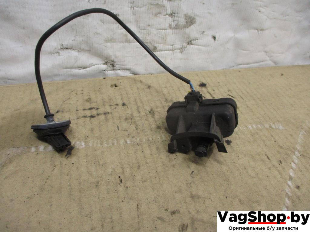 активатор замка крышки топливного бака Volkswagen Tiguan 1 поколение 2010, 2.0 л., TDi, CFF, дизель, МКПП, черный, внедорожник 5 дв., передний привод, 5N0810773D - фото №1