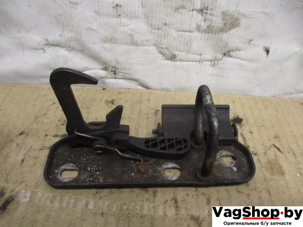 захватный крюк капота Volkswagen Tiguan 1 поколение 2010, 2.0 л., TDi, CFF, дизель, МКПП, черный, внедорожник 5 дв., передний привод, 1K0823480 - фото №1