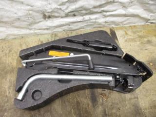 Набор инструментов штатный Volkswagen Touareg 2 поколение 2011, 3.6 л., FSI, CGR, бензин, АКПП, черный, внедорожник 5 дв., полный привод, 7P0012112C