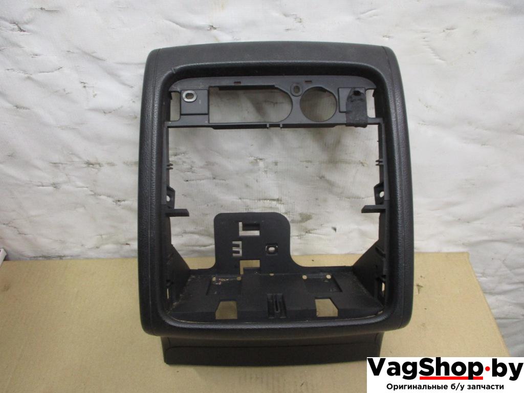 пластик Volkswagen Touareg 2 поколение 2011, 3.6 л., FSI, CGR, бензин, АКПП, черный, внедорожник 5 дв., полный привод, 7P6864299 - фото №1