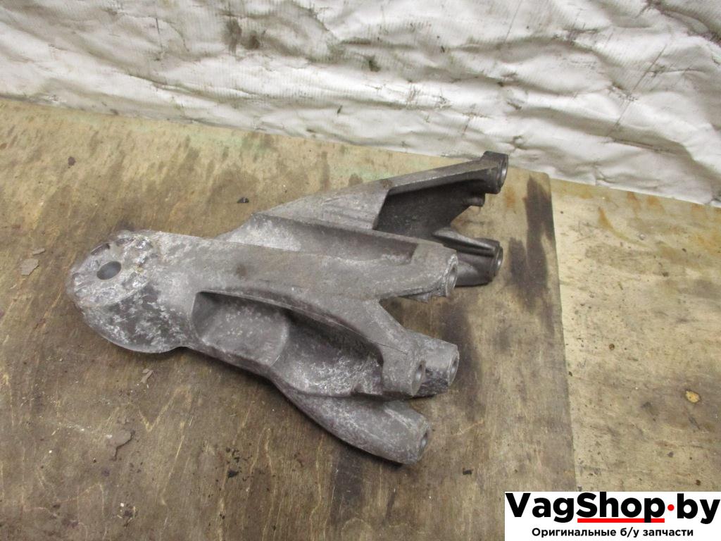 кронштейн двигателя Volkswagen Touareg 2 поколение 2011, 3.6 л., FSI, CGR, бензин, АКПП, черный, внедорожник 5 дв., полный привод, 03H199308 - фото №1