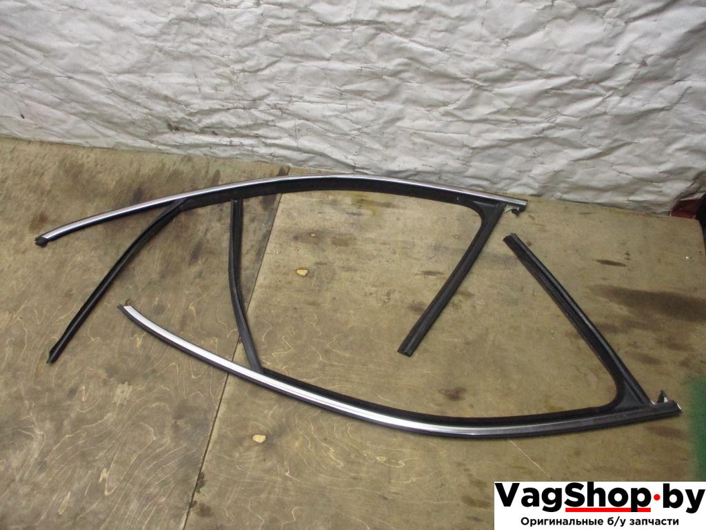 направляющая стекла Volkswagen Touareg 2 поколение 2011, 3.6 л., FSI, CGR, бензин, АКПП, черный, внедорожник 5 дв., полный привод, 7P0837432H, 7P0837431D - фото №1