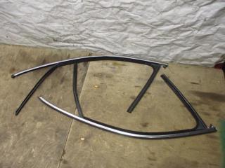 направляющая стекла Volkswagen Touareg 2 поколение 2011, 3.6 л., FSI, CGR, бензин, АКПП, черный, внедорожник 5 дв., полный привод, 7P0837432H, 7P0837431D