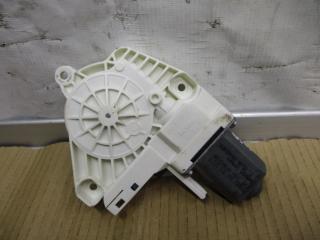 моторчик стеклоподъемника задний левый Volkswagen Touareg 2 поколение 2011, 3.6 л., FSI, CGR, бензин, АКПП, черный, внедорожник 5 дв., полный привод, 8K0959812A