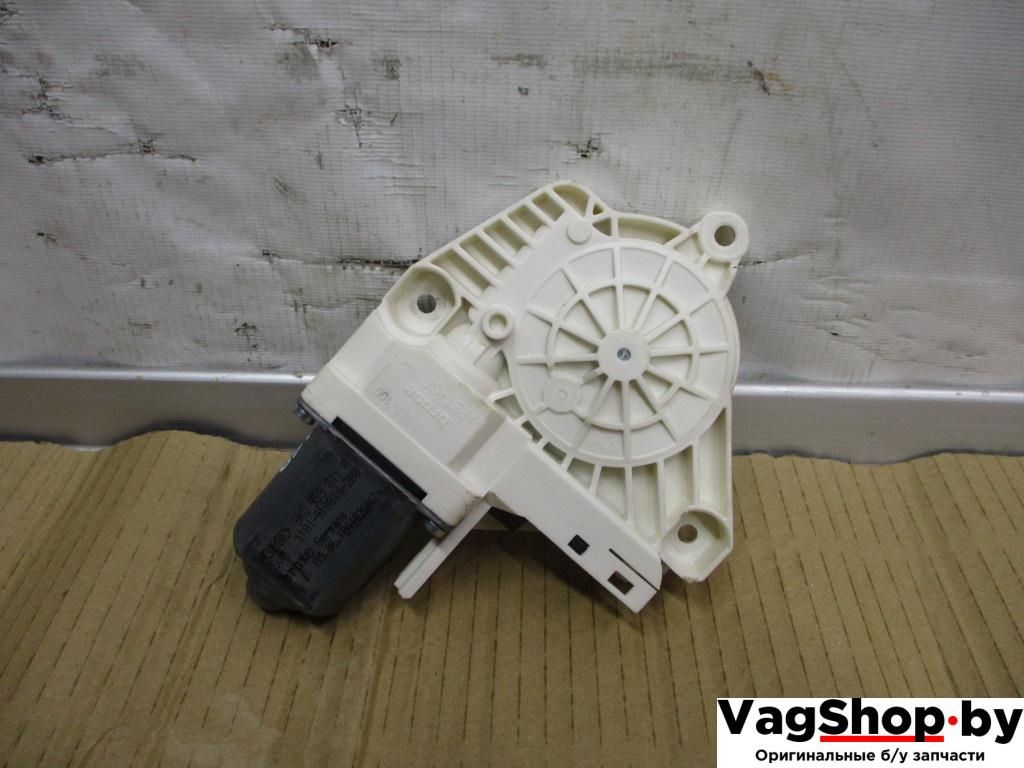 моторчик стеклоподъемника задний правый Volkswagen Touareg 2 поколение 2011, 3.6 л., FSI, CGR, бензин, АКПП, черный, внедорожник 5 дв., полный привод, 8K0959811A - фото №1