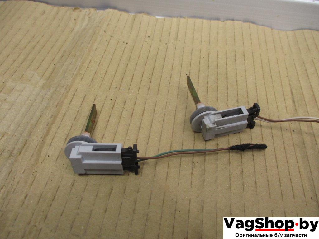 датчик температуры Volkswagen Touareg 2 поколение 2011, 3.6 л., FSI, CGR, бензин, АКПП, черный, внедорожник 5 дв., полный привод, 3D0907543A - фото №1