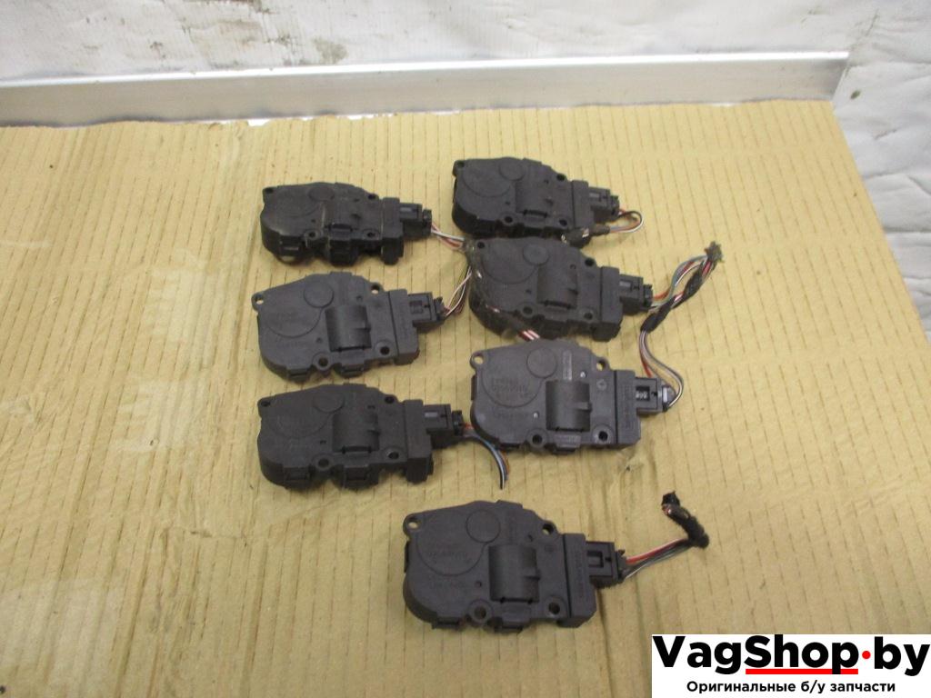 моторчик заслонки печки Volkswagen Touareg 2 поколение 2011, 3.6 л., FSI, CGR, бензин, АКПП, черный, внедорожник 5 дв., полный привод, 52424892 - фото №1