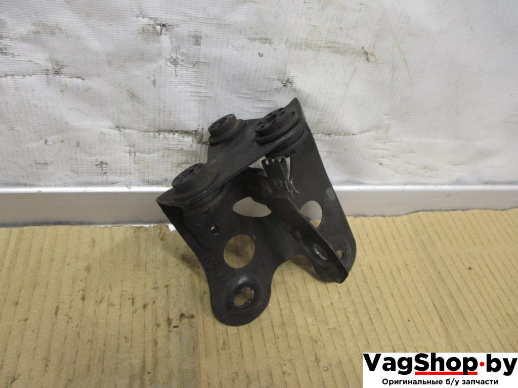 кронштейн (крепление) Volkswagen Passat B6 2006, 2.0 л., TDi, BKP, дизель, МКПП, черный, универсал, передний привод, 3C1423235B - фото №1