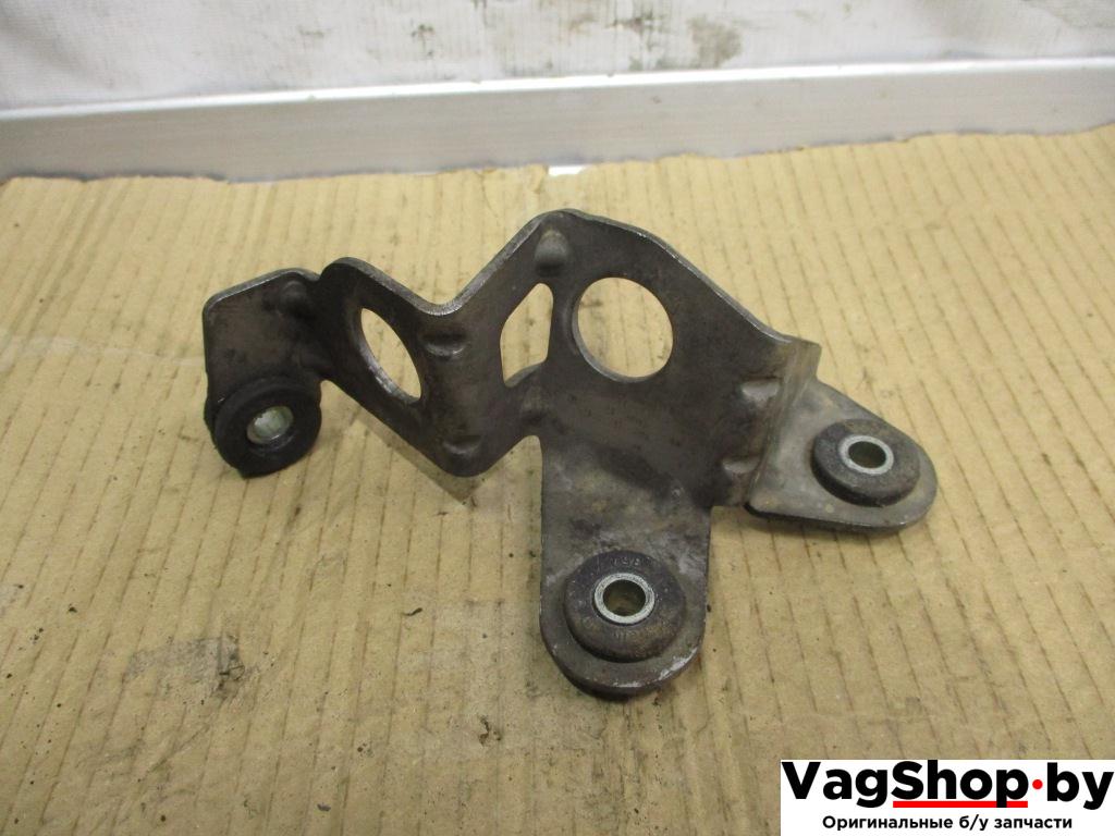 Кронштейн крепления троса КПП Volkswagen Passat B6 2006, 2.0 л., TDi, BKP, дизель, МКПП, черный, универсал, передний привод, 1K0711789 - фото №1