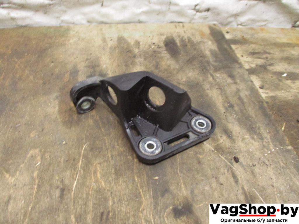 Кронштейн крепления троса КПП Volkswagen Passat B7 2012, 2.0 л., TDi, CFF, дизель, МКПП, черный, седан, передний привод, 1K0711789J - фото №1