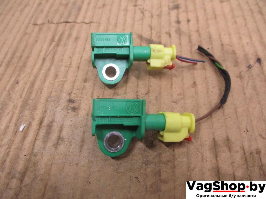 датчик удара Volkswagen Golf 6 поколение 2010, 1.6 л., TDi, CAY, дизель, МКПП, красный, хетчбэк 5 дв., передний привод, 5K0959351 - фото №1