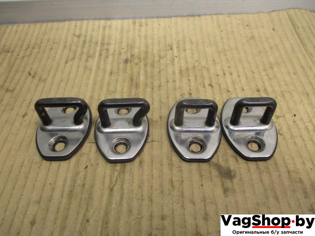 ответная часть (скоба) замка двери Volkswagen Golf 6 поколение 2010, 1.6 л., TDi, CAY, дизель, МКПП, красный, хетчбэк 5 дв., передний привод, 5K0837033, 5K0837033A - фото №1