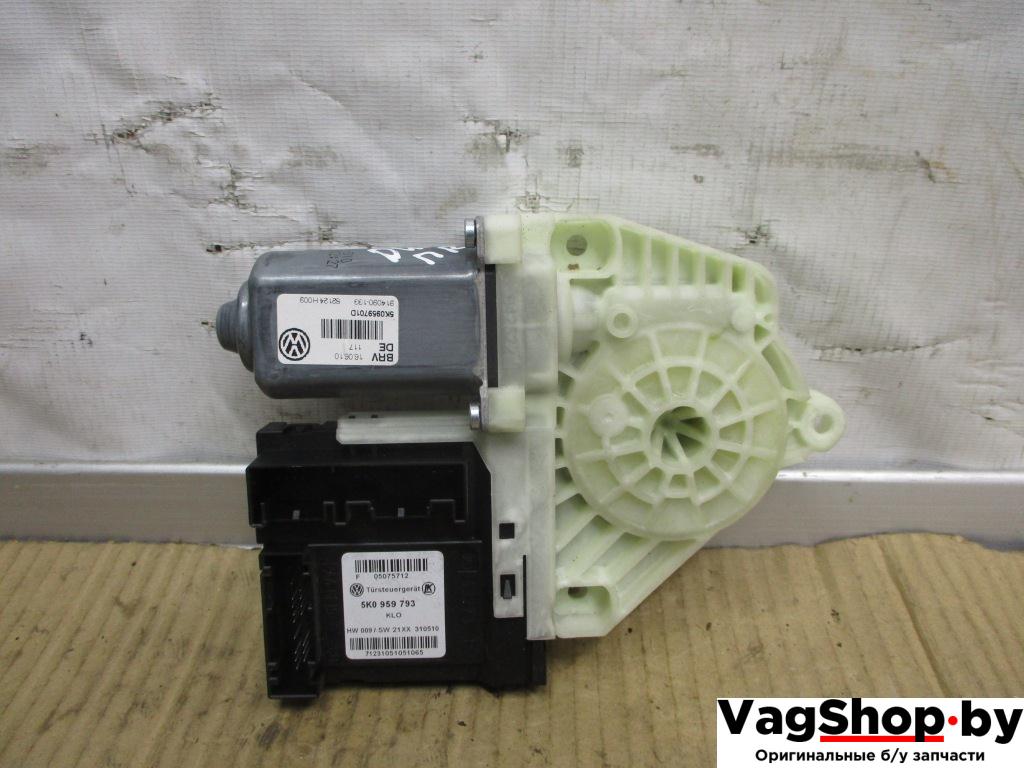 моторчик стеклоподъемника передний правый Volkswagen Golf 6 поколение 2010, 1.6 л., TDi, CAY, дизель, МКПП, красный, хетчбэк 5 дв., передний привод, 5K0959793, 5K0959701D - фото №1