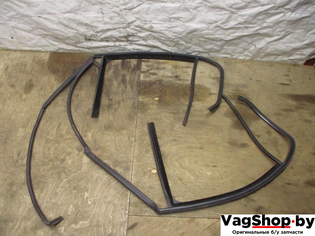 направляющая стекла Volkswagen Golf 6 поколение 2010, 1.6 л., TDi, CAY, дизель, МКПП, красный, хетчбэк 5 дв., передний привод, 5K6839431E, 5K6839432E - фото №1