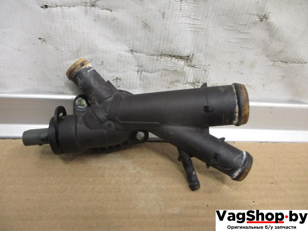 фланец (тройник) системы охлаждения Volkswagen Golf 6 поколение 2010, 1.6 л., TDi, CAY, дизель, МКПП, красный, хетчбэк 5 дв., передний привод, 03L121131AA - фото №1