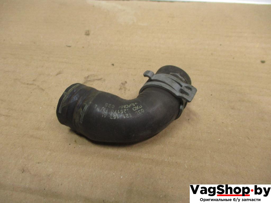 патрубок (трубопровод, шланг) Volkswagen Golf 6 поколение 2010, 1.6 л., TDi, CAY, дизель, МКПП, красный, хетчбэк 5 дв., передний привод, 03L121157AL - фото №1