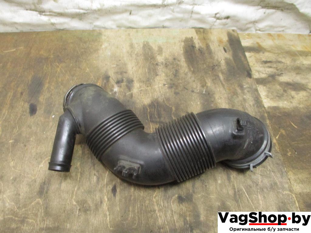 патрубок воздушного фильтра Volkswagen Golf 6 поколение 2010, 1.6 л., TDi, CAY, дизель, МКПП, красный, хетчбэк 5 дв., передний привод, 3C0129654M - фото №1