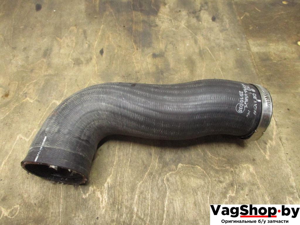 патрубок интеркулера Volkswagen Golf 6 поколение 2010, 1.6 л., TDi, CAY, дизель, МКПП, красный, хетчбэк 5 дв., передний привод, 1K0145832AC - фото №1