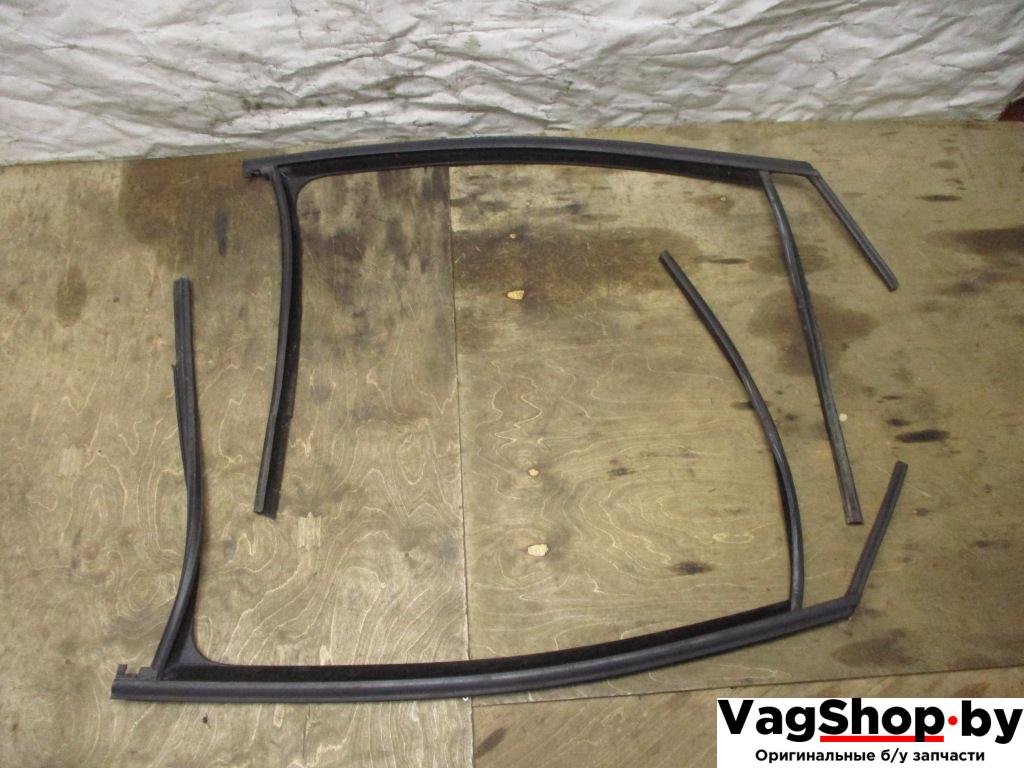 направляющая стекла Volkswagen Touran 2 2013, 2.0 л., TDi, CFH, дизель, МКПП, синий, минивэн, передний привод, 1T0837431F, 1T0837432F - фото №1