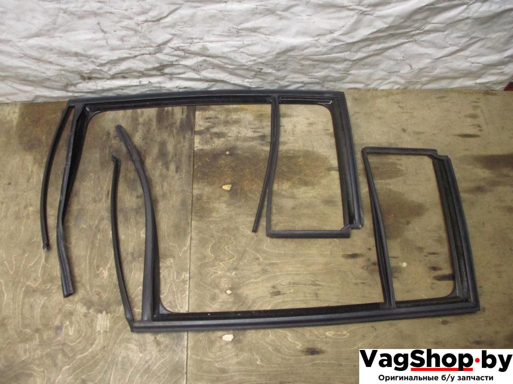 направляющая стекла Volkswagen Touran 2 2013, 2.0 л., TDi, CFH, дизель, МКПП, синий, минивэн, передний привод, 1T0845211, 1T0845212 - фото №1