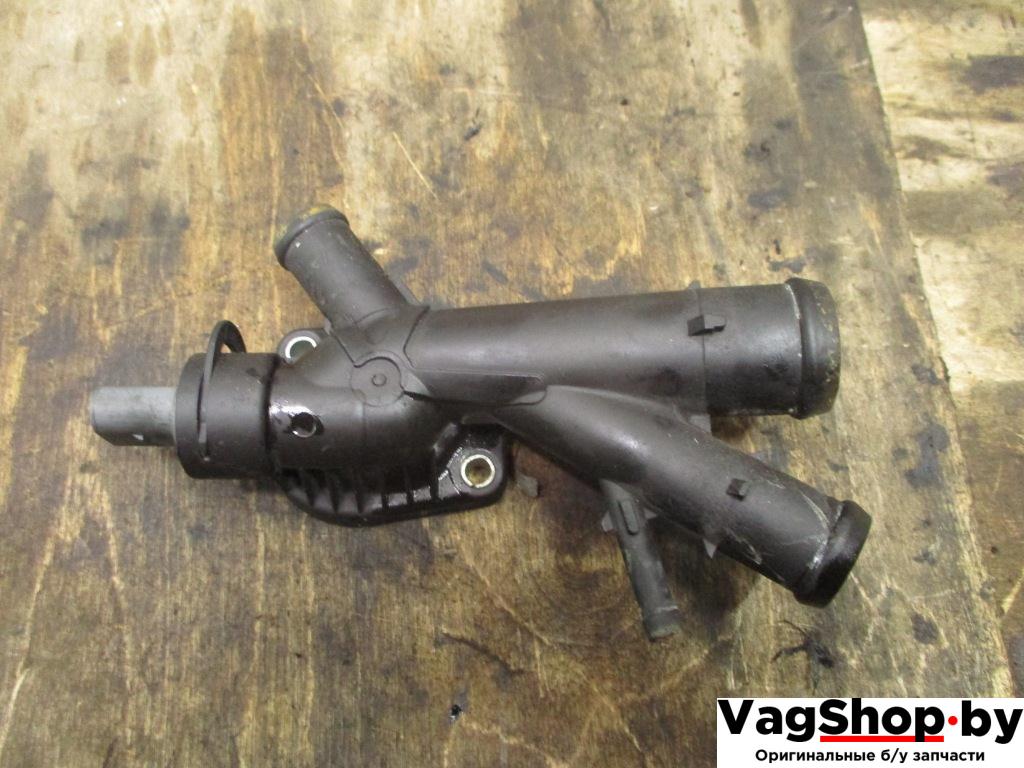 фланец (тройник) системы охлаждения Volkswagen Touran 2 2013, 2.0 л., TDi, CFH, дизель, МКПП, синий, минивэн, передний привод, 03L121131AA - фото №1