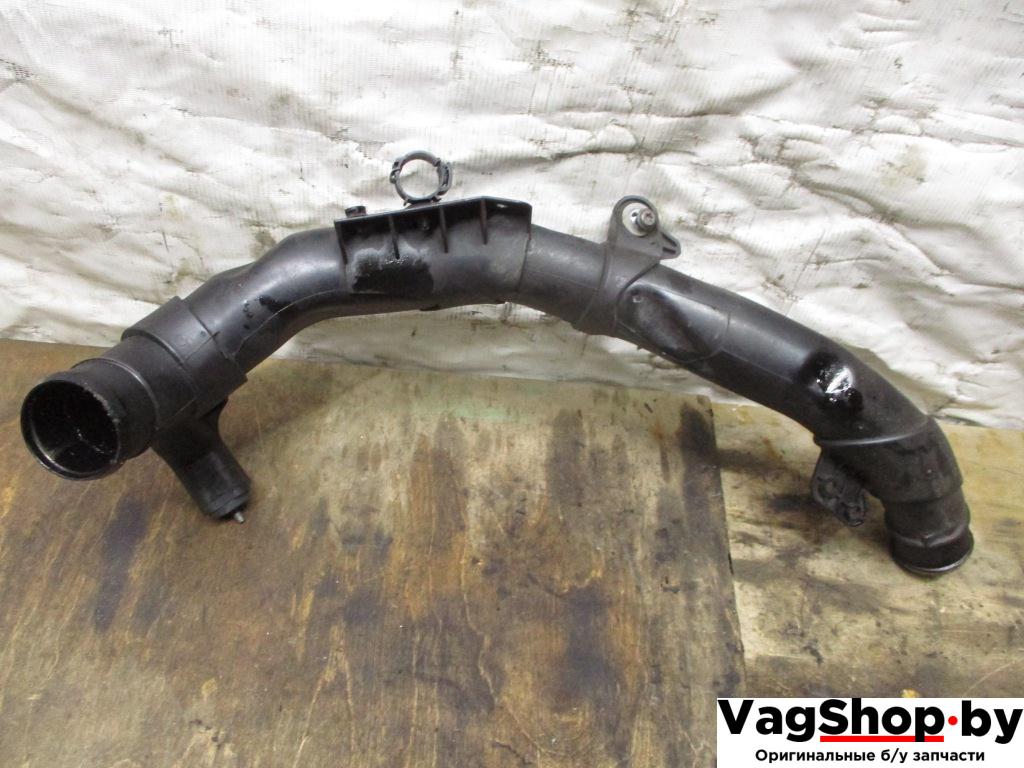 патрубок интеркулера Volkswagen Touran 2 2013, 2.0 л., TDi, CFH, дизель, МКПП, синий, минивэн, передний привод, 5N0145840K - фото №1