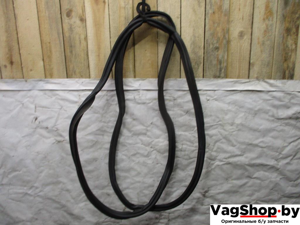 уплотнитель Volkswagen Touran 2 2013, 2.0 л., TDi, CFH, дизель, МКПП, синий, минивэн, передний привод, 1T0827705J - фото №1