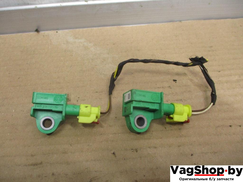 датчик удара Volkswagen Touran 2 2013, 2.0 л., TDi, CFH, дизель, МКПП, синий, минивэн, передний привод, 5K0959351 - фото №1