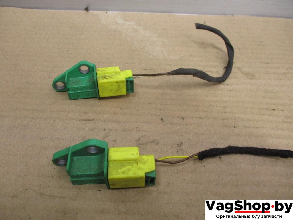 датчик удара Volkswagen Touran 2 2013, 2.0 л., TDi, CFH, дизель, МКПП, синий, минивэн, передний привод, 5M0909606A - фото №1