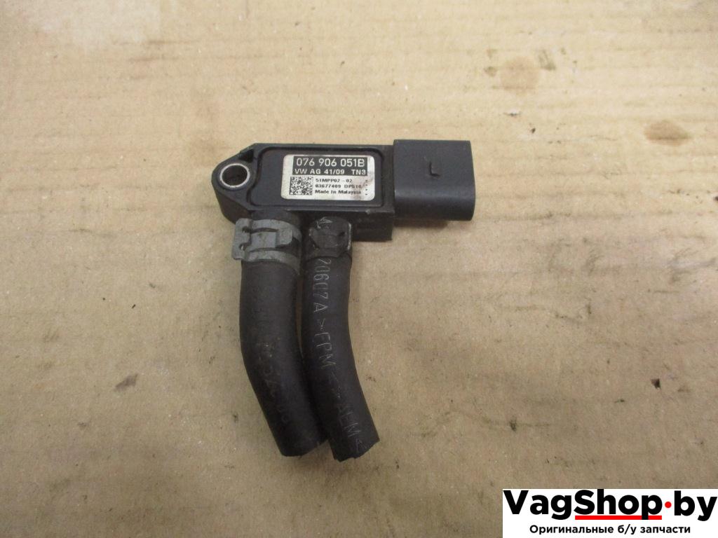 датчик давления (температуры) выхлопных газов Volkswagen Passat B6 2009, 2.0 л., TDi, CBD, дизель, МКПП, серебро, седан, передний привод, 076906051B - фото №1