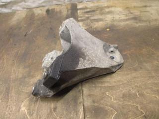 кронштейн двигателя Volkswagen Touareg 1 поколение [рестайлинг] 2008, 3.0 л., TDi, BKS, дизель, АКПП, черный, внедорожник 5 дв., полный привод, 7L6199308B