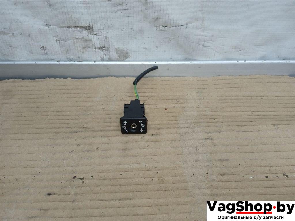 разъем AUX / USB Volkswagen Golf 6 поколение 2011, 2.0 л., TDi, CFF, дизель, МКПП, серебро, хетчбэк 5 дв., передний привод, 5M0035724 - фото №1