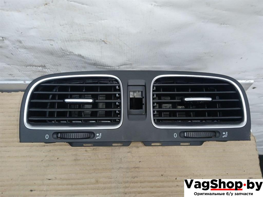 дефлектор обдува салона Volkswagen Golf 6 поколение 2011, 2.0 л., TDi, CFF, дизель, МКПП, серебро, хетчбэк 5 дв., передний привод, 5K0819728N - фото №1