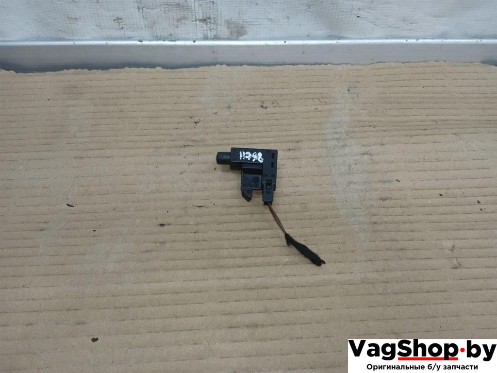 выключатель концевой (концевик) Volkswagen Golf 6 поколение 2011, 2.0 л., TDi, CFF, дизель, МКПП, серебро, хетчбэк 5 дв., передний привод, 1J0947561 - фото №1