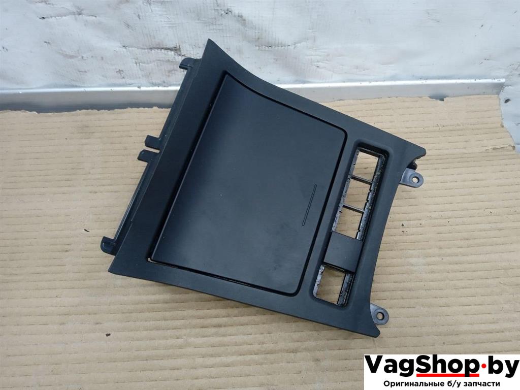 пепельница Volkswagen Golf 6 поколение 2011, 2.0 л., TDi, CFF, дизель, МКПП, серебро, хетчбэк 5 дв., передний привод, 5K0857961 - фото №1