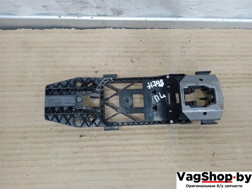 скелет ручки двери передней левой Volkswagen Golf 6 поколение 2011, 2.0 л., TDi, CFF, дизель, МКПП, серебро, хетчбэк 5 дв., передний привод, 5N0837885H - фото №1