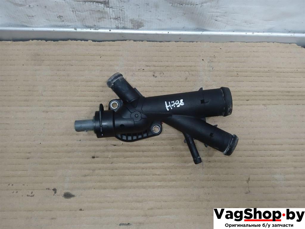 фланец (тройник) системы охлаждения Volkswagen Golf 6 поколение 2011, 2.0 л., TDi, CFF, дизель, МКПП, серебро, хетчбэк 5 дв., передний привод, 03L121131AA - фото №1