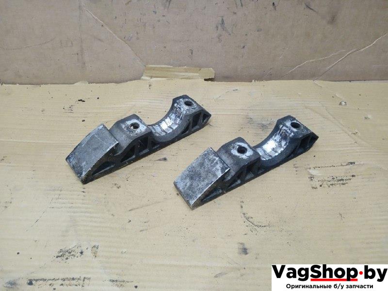 крепление стабилизатора / втулки стабилизатора Volkswagen Touareg 1 поколение 2006, 2.5 л., TDi, BAC, дизель, АКПП, синий, внедорожник 5 дв., полный привод, 7L0411063B - фото №1