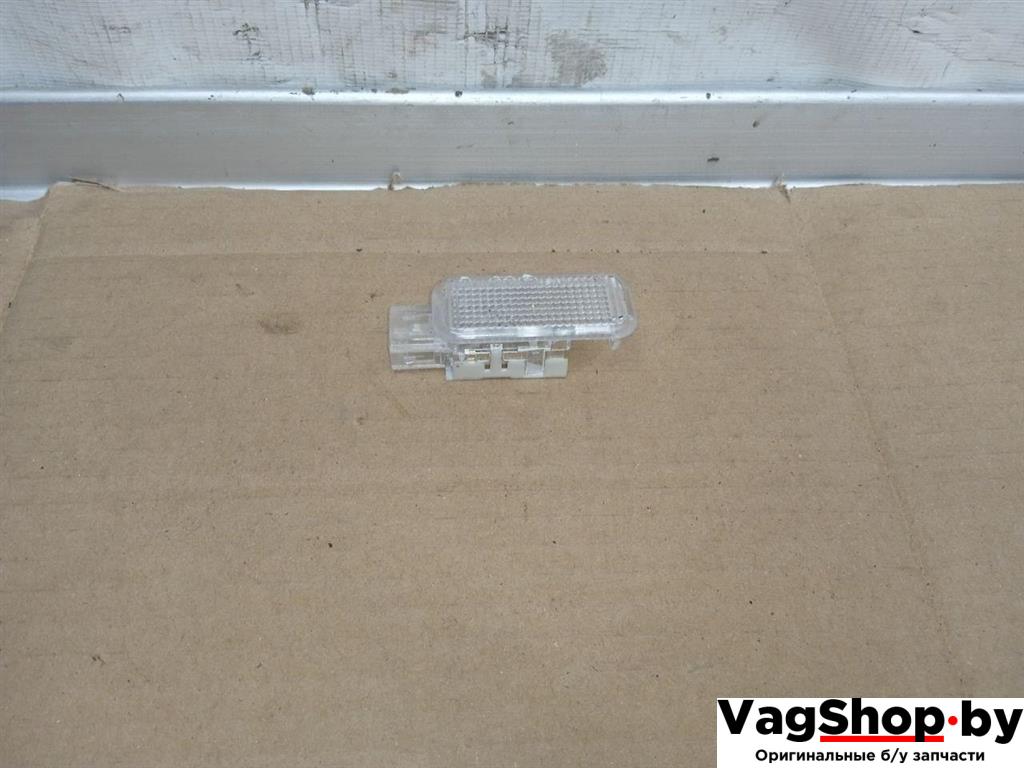 фонарь салона (плафон) Audi Q5 8R 2011, 2.0 л., TDi, CJC, дизель, МКПП, серебро, внедорожник 5 дв., полный привод, 8D0947415 - фото №1