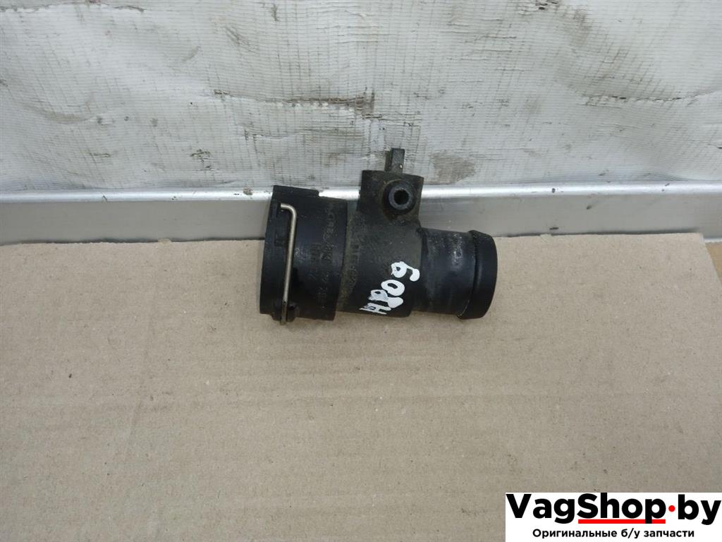 фланец (тройник) системы охлаждения Audi Q5 8R 2011, 2.0 л., TDi, CJC, дизель, МКПП, серебро, внедорожник 5 дв., полный привод, 8K0122293F - фото №1